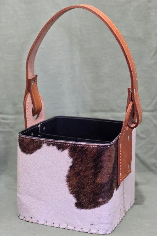 Producto - CANASTA DE CUERO CON PELOS