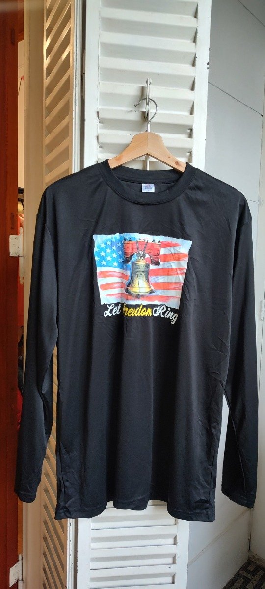 Producto - Remera negra, manga larga estampada, talle L