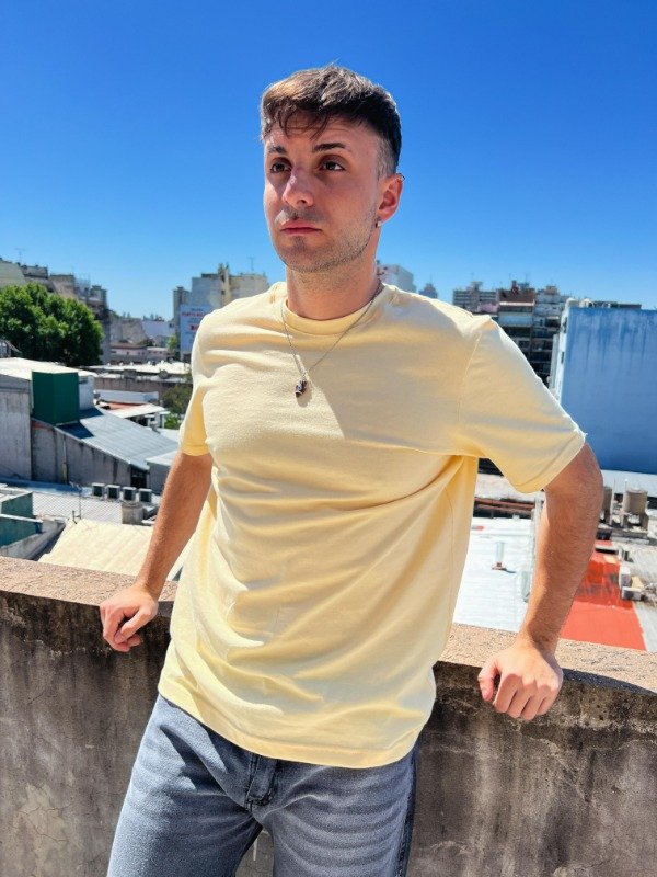 Producto - Remera slim fit amarilla