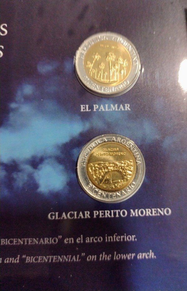 Producto - Blíster Bicentenario de la Revolución de Mayo. Contiene 5 monedas 1 peso 2010 - 3