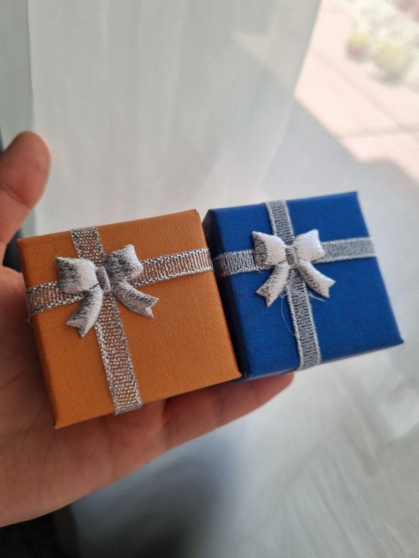 Producto - Cajitas para anillos cuadradas con moño plateado