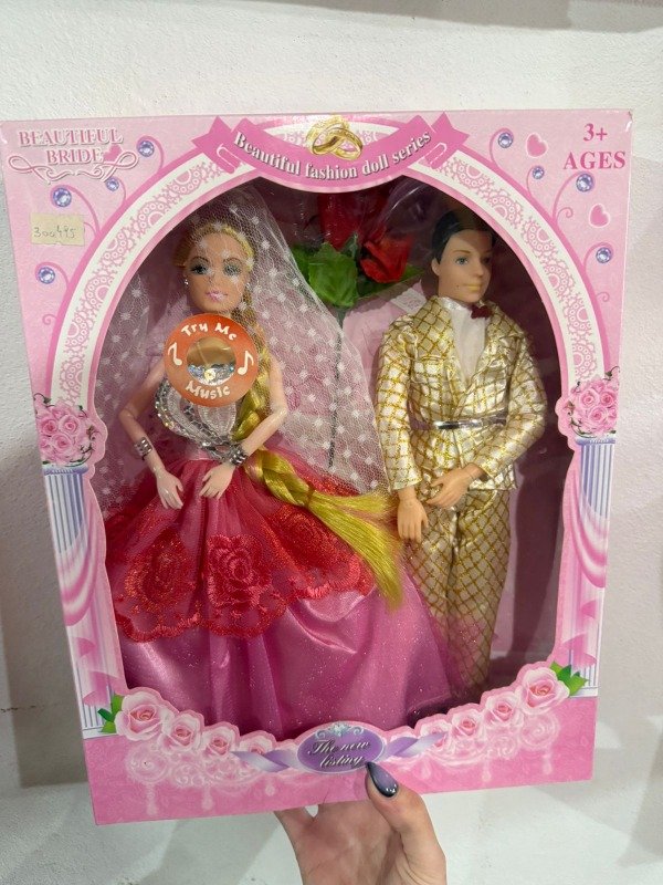 Producto - MUÑECA EN CAJA CON NOVIO VESTIDO Y SONIDO