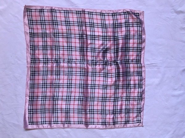 Producto - Y2K pink Burberry tartan inspired print kerchief.
