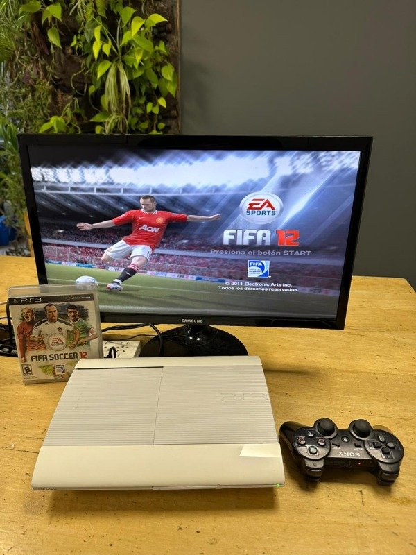 Producto - Playstation 3 Super Slim Blanca con Joystick y Juego - 1