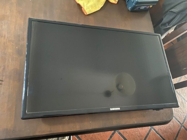 Producto - TV LED SAMSUNG 32 PULGADAS CON CONTROL SIN PATAS #11159