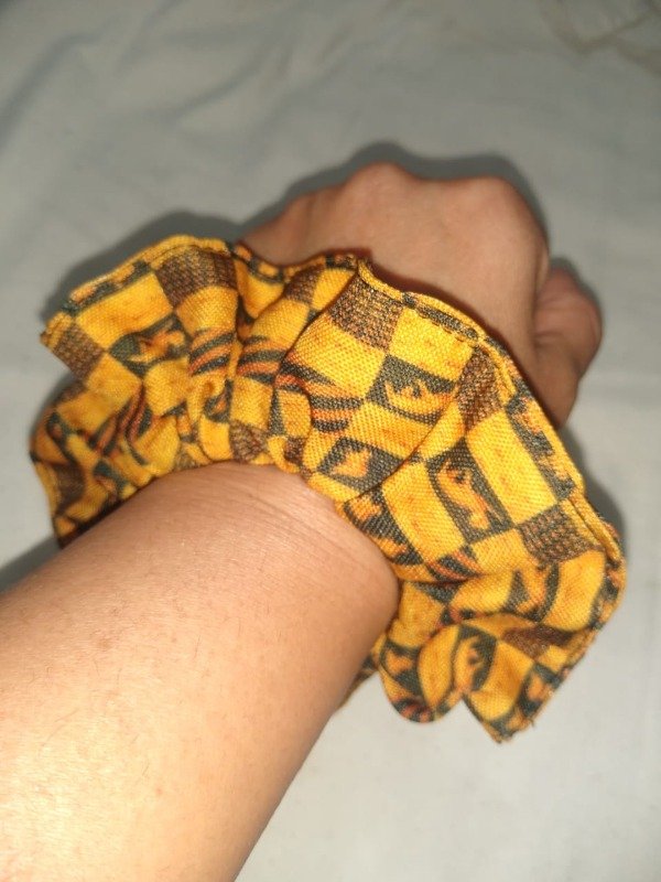 Producto - Scrunchie Hufflepuff