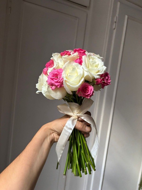 Producto - Ramo de novia fresco: rosas blancas y rosas spray de color
