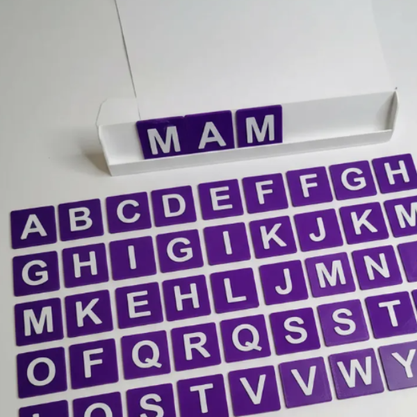 Producto - Set de letras en alto contraste con atril - 2