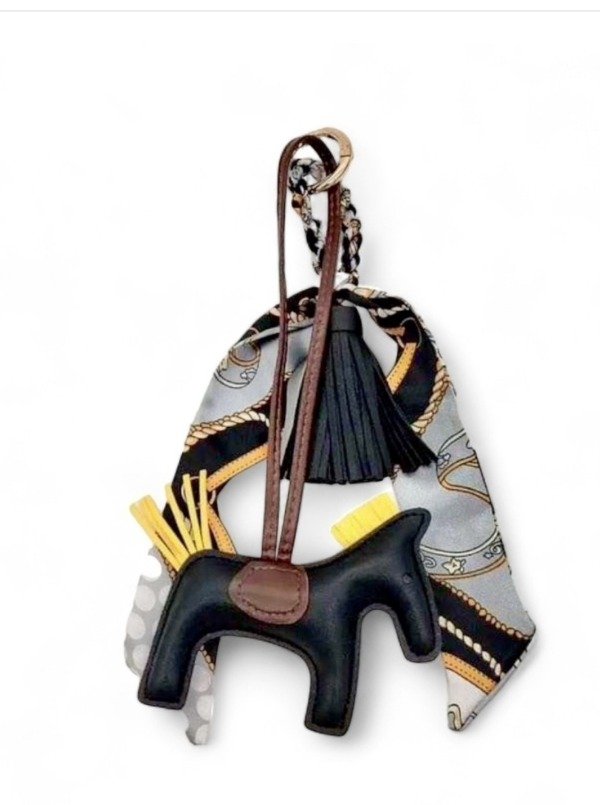 Producto - CHARM HORSE BALCK