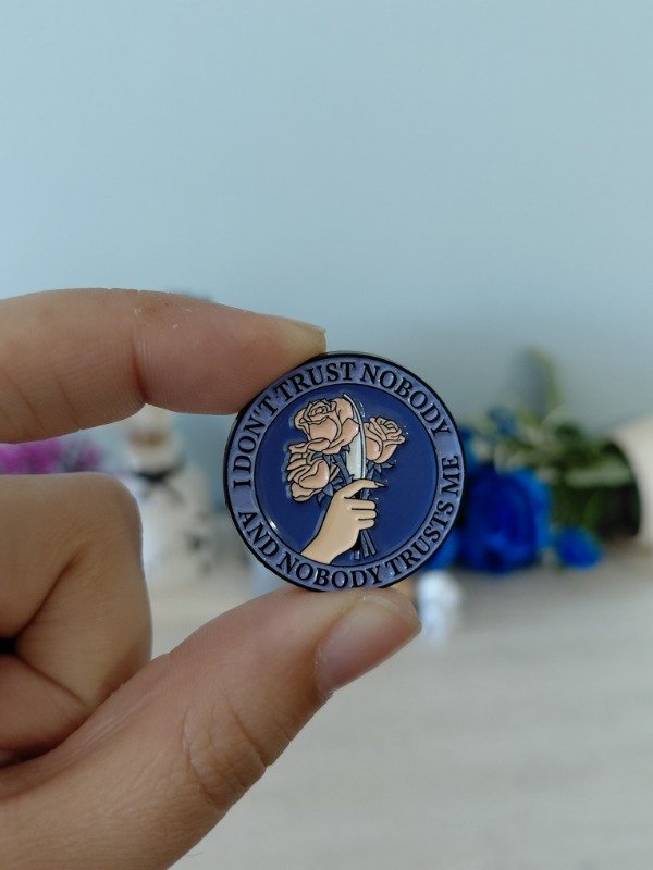 Producto - Pin metalizado - Taylor Swift "I don't trust nobady and nobady trast me" #0906