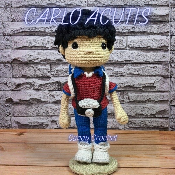Producto - Carlo Acutis Tejido a Crochet 25 cm