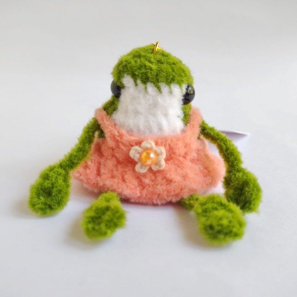 Producto - Llavero ranita con vestido tejido chenille amigurumi