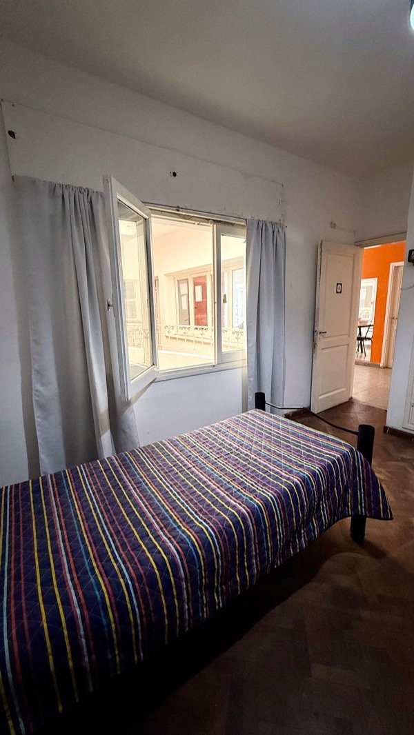 Producto - H18 HABITACION DOBLE GRANDE CON VENTANA HACIA PATIO DE LUZ SEGUNDO PISO