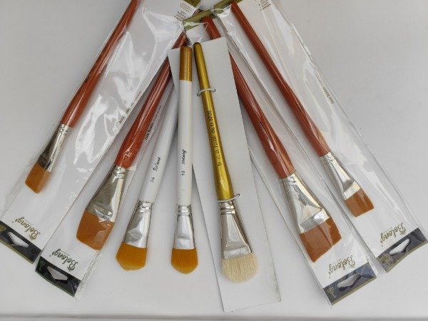Producto - Pinceletas varias  chatas    lengua de gato    angular   N 18    N24  POR UNIDAD