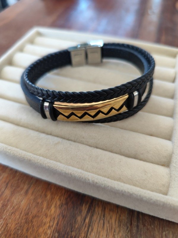 Producto - Pulsera cuero ondas . Acero dorado.