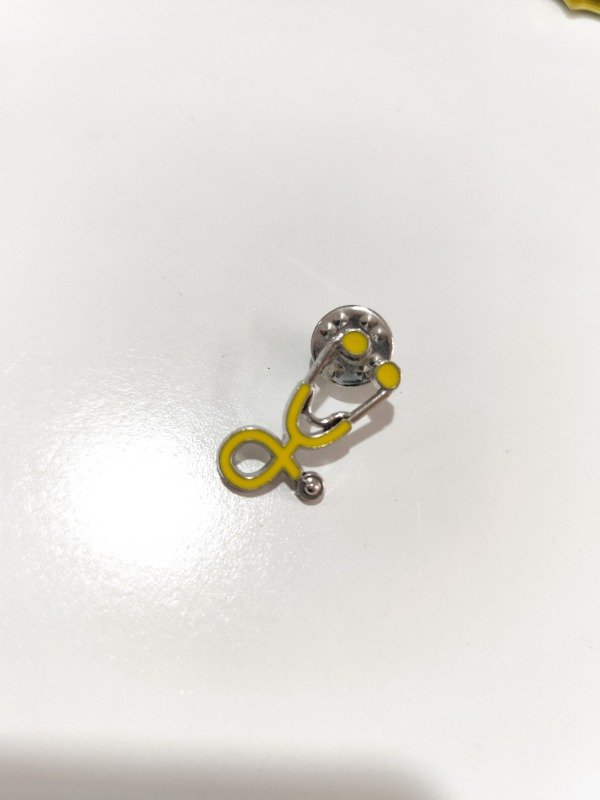 Producto - Pin Estetoscopio Amarillo