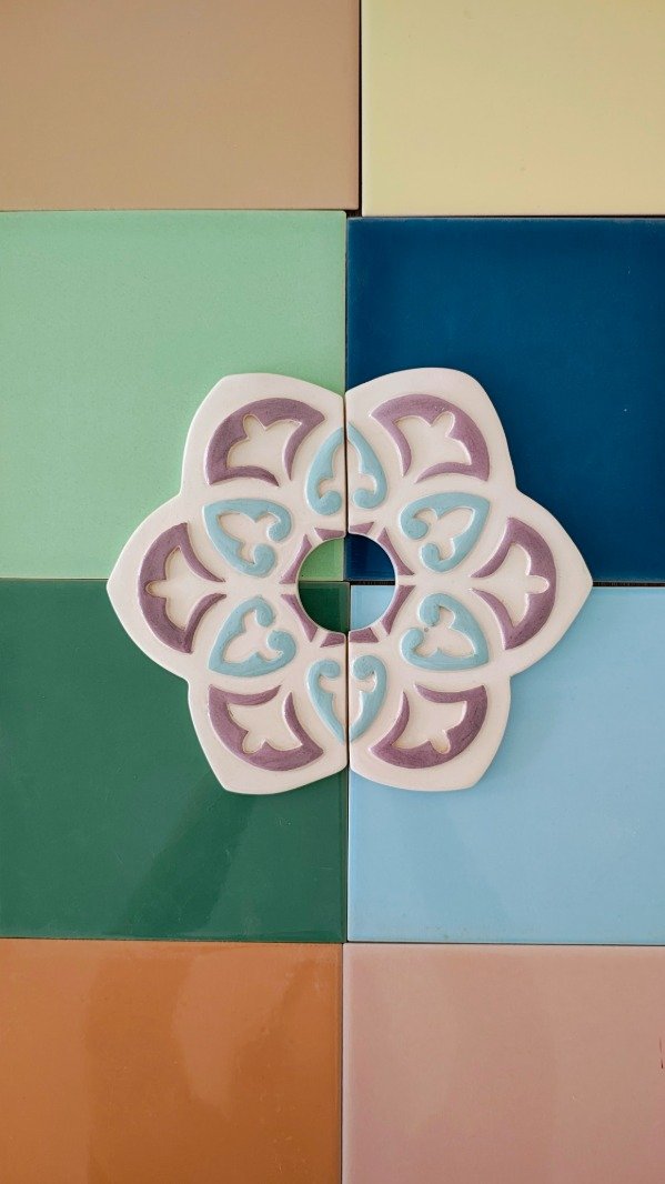 Producto - Placa canilla cerámica violeta