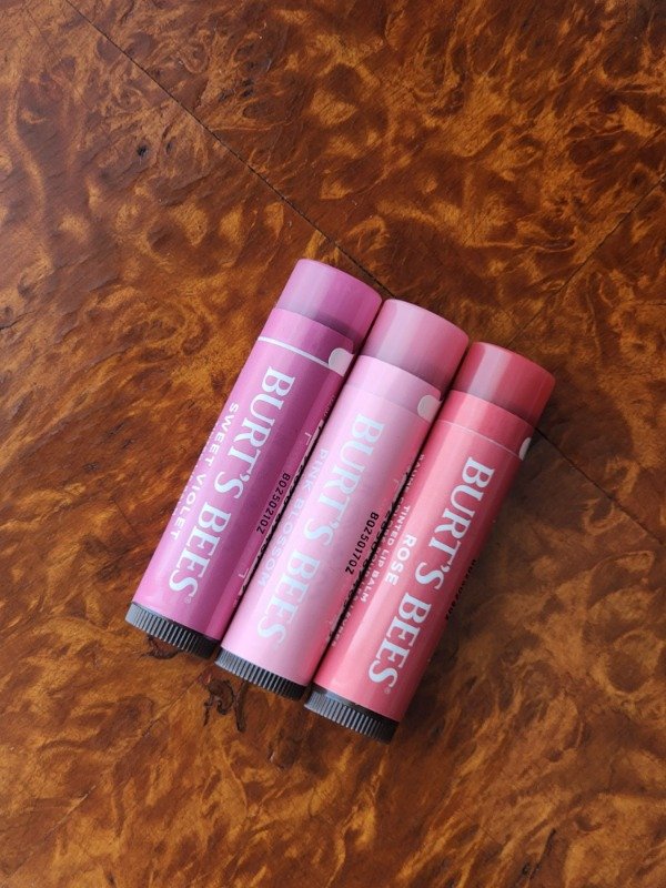 Producto - Balsamo con color BURTS BEES unitario