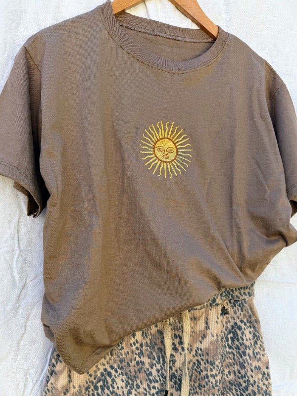 Producto - Remera sol pecho choco