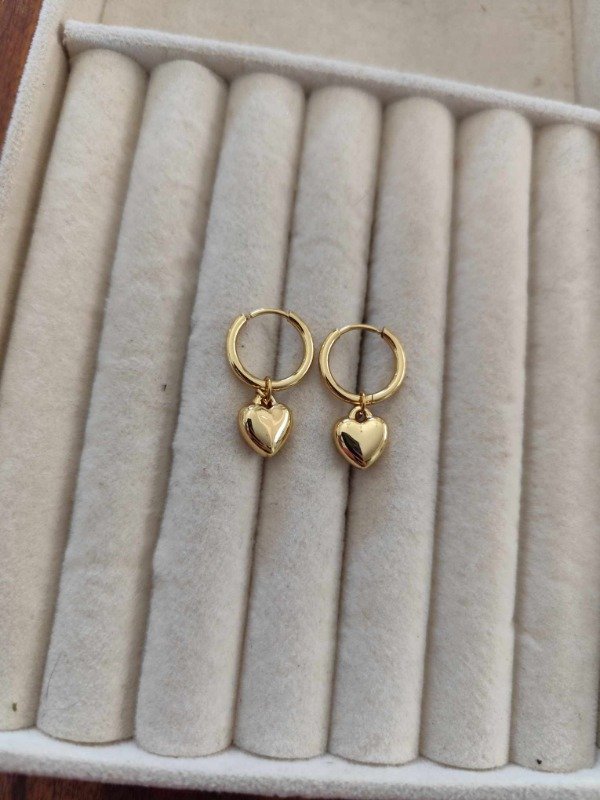 Producto - Aros argolla corazón inflados. Acero dorado.