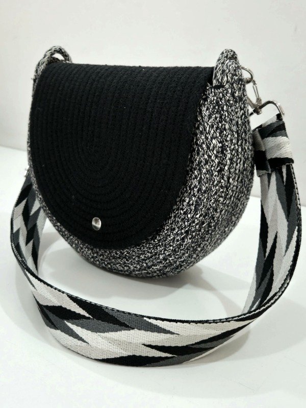 Producto - Cartera CAMELIA  negro y crudo 22cm x 26cm x10cm