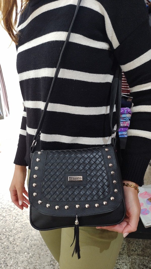 Producto - Cartera ecocuero negra con tachas
