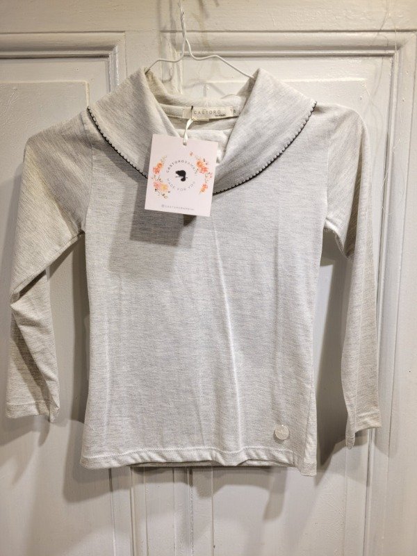 Producto - Polera CASTORO gris Cuello volcado Nueva Talle 8 años - PRECIO: 18X