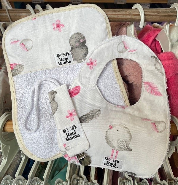 Producto - Combo babero, babita y portachupete combinado reni ranita pollita