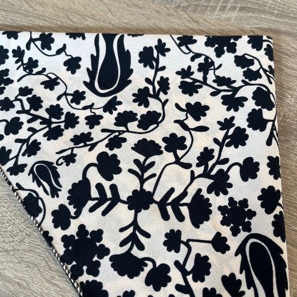 Producto - Pañuelo crema con diseño en negro - 1