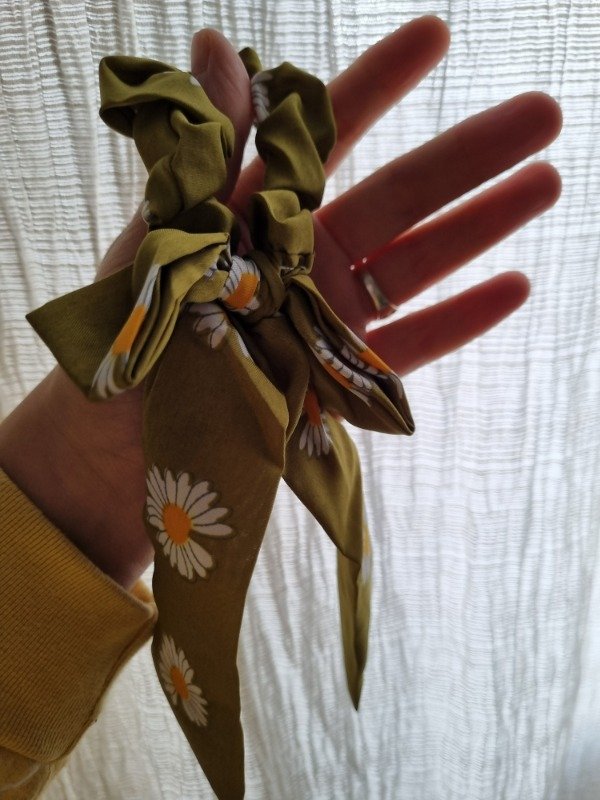 Producto - Scrunchie + lazo con margaritas