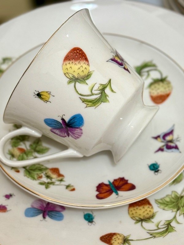 Producto - Taza y plato de té frutillas y mariposas - 1