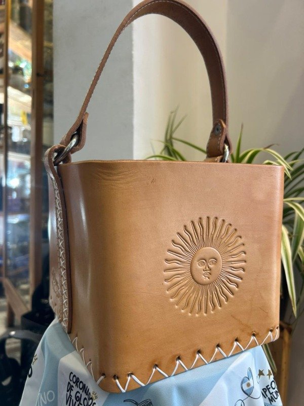 Producto - CANASTA EMBLEMA DE CUERO
