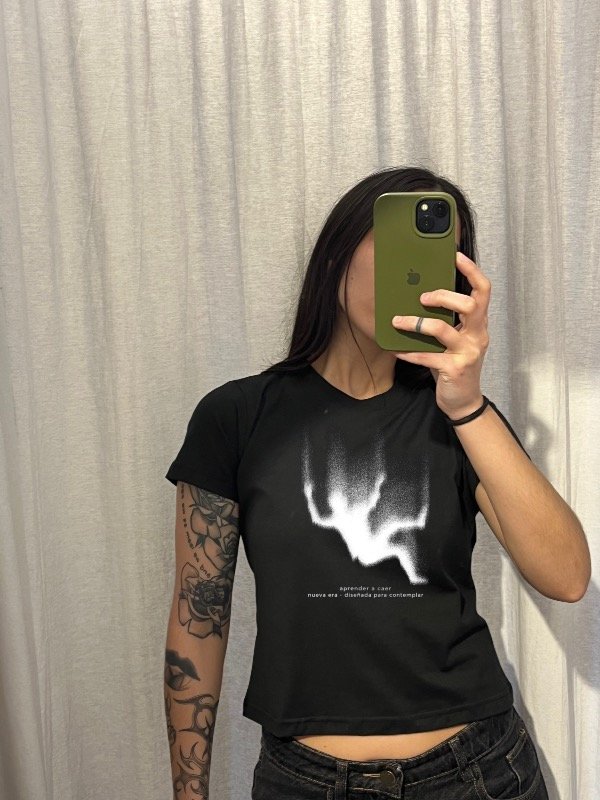 Producto - Baby tee - Caer Negra - PREVENTA - 1