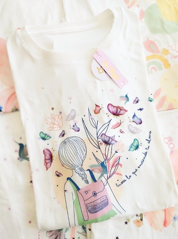 Producto - Remera HACE LO QUE ENCIENDA TU ALMA vainilla