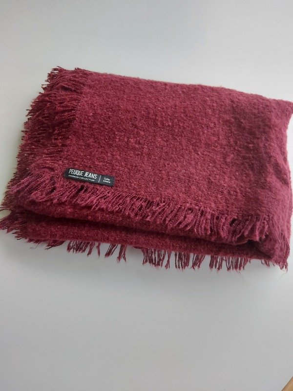 Producto - Ruana marca Peuque bordo. Nueva!