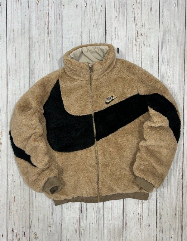 Producto - NIKE SHERPA BOA BIG LOGO BEIGE