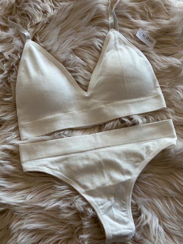 Producto - TOP Y LESS SEAMLESS BLANCO CON BROCHE EN ESPALDA