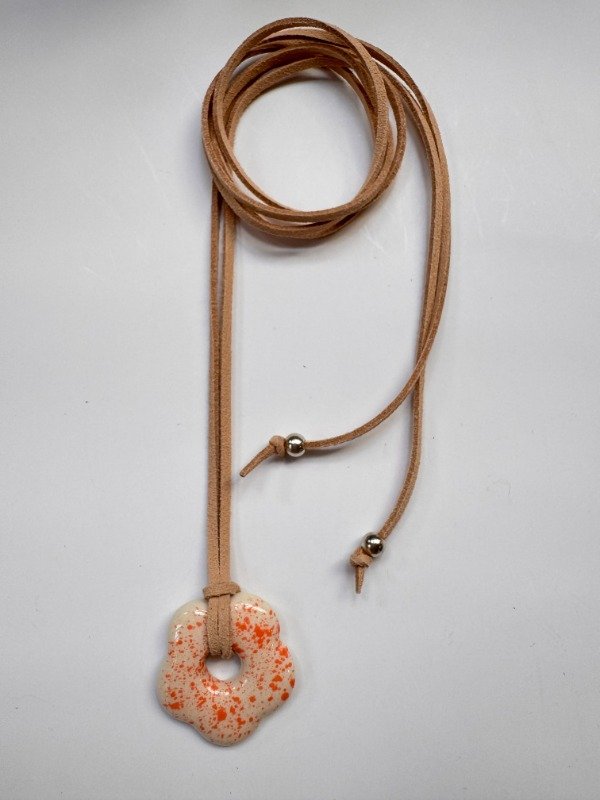 Producto - Flor Manchas + Cordón NEGRO de REGALO - 6