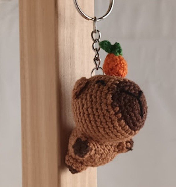 Producto - Llavero Capivara Amigurumi Tejido Crochet Con Naranja