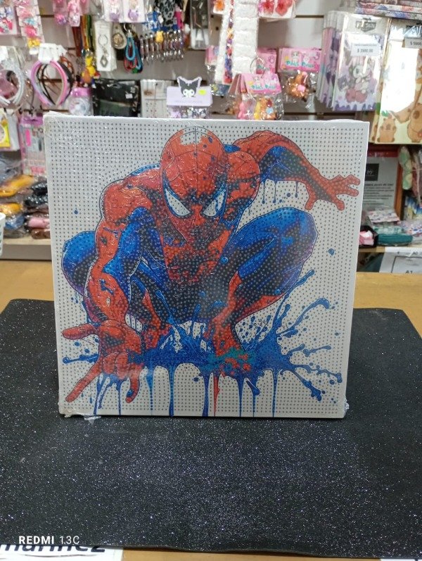 Producto - PINTURA DE DIAMANTE SPIDERMAN CON LUZ LED 30X30 CM