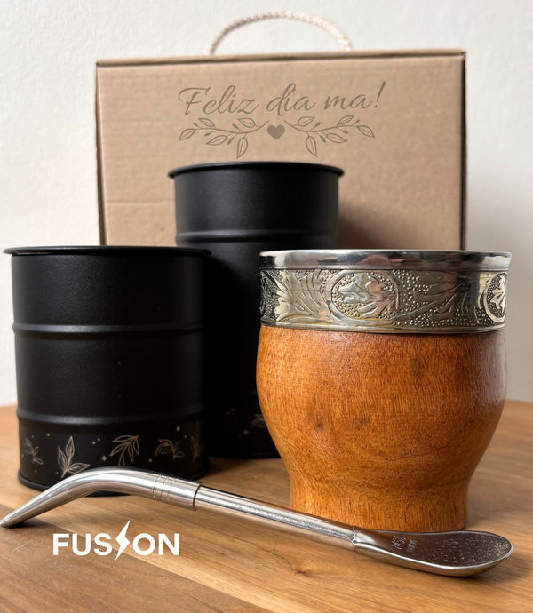 Producto - Combo Box Mate de Algarrobo + Bombilla + Set de Latas