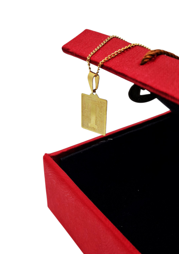 Producto - Inicial dorada T, cuadrada con relieve