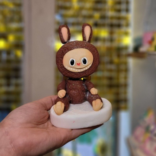 Producto - Adorno para torta en porcelana "LABUBU"