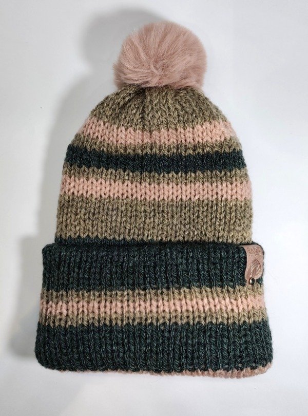 Producto - Gorro tejido en tonos rosa palo, verde oscuro y marrón oliva