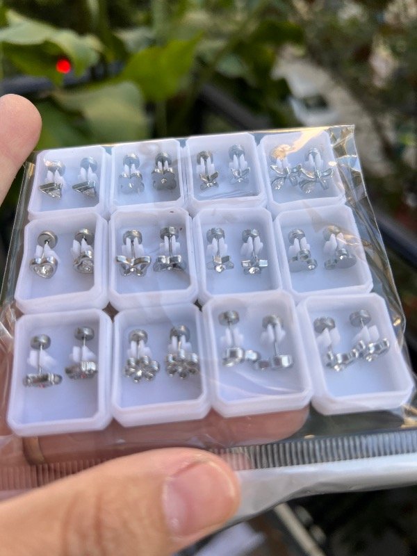 Producto - 12 pares de abridores de acero con brillitos stras