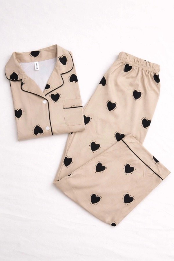 Producto - Pijama beige corazón negro