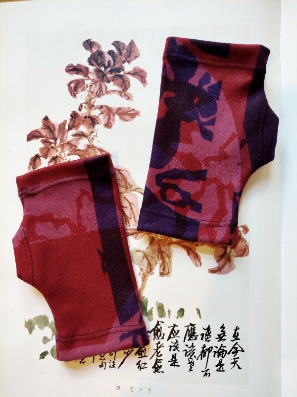 Producto - Mitones Emi -bordo estampa Curvas en rojo y violeta-