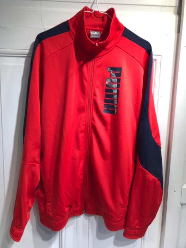 Producto - Buzo PUMA cierre colorado detalles azules- Talle M- PRECIO: 80x