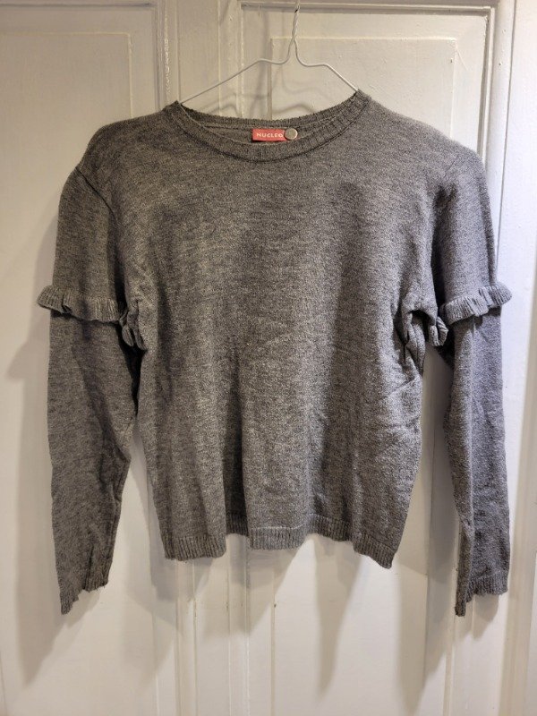 Producto - Sweater NÚCLEO gris con volados Talle 12 años - PRECIO: 20X