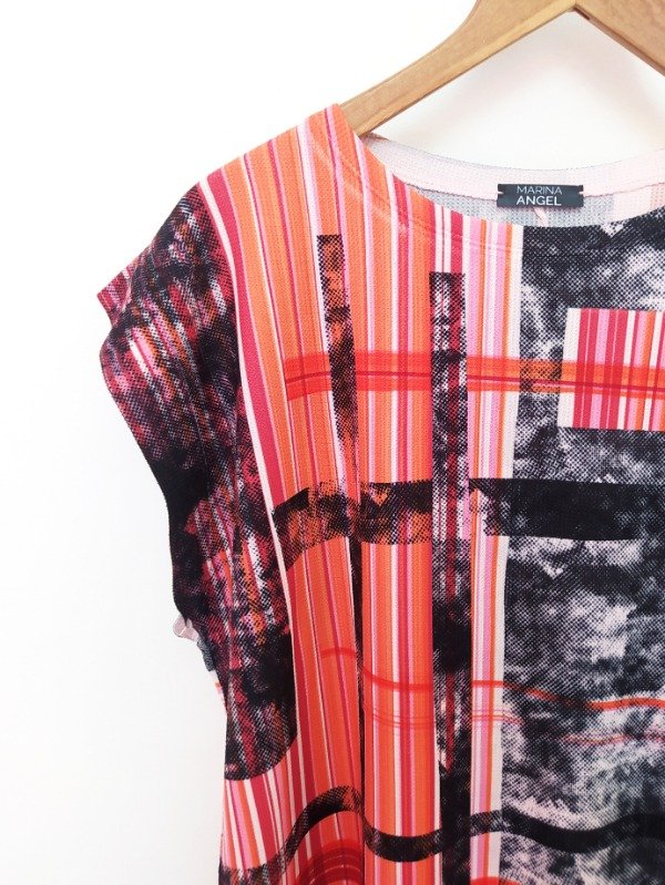 Producto - Remera Proyecto -estampa rayas cálidas y Destello negro-